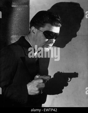 Pistolero, studio spara per funzione di specchio "Vuoi uccidere un uomo per £700 23 Settembre 1937 Foto Stock