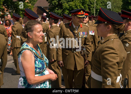 Sindaco, Sally Pond, ispezionare le truppe, addio al Festival di guarnigione, Bordon, Hampshire, Regno Unito. Sabato 27 Giugno 2015. Foto Stock
