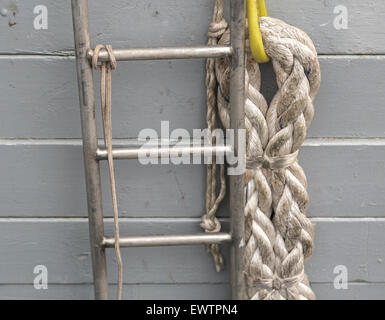 Funi e scaletta, attaccati al peschereccio, ormeggiata presso Vissershaven, Trawlerkade, IJmuiden, North Holland, Paesi Bassi, l'Europa. Foto Stock