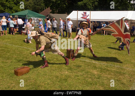 Gli animatori Edmund & Ilario presso l'addio al Festival di guarnigione, Bordon, Hampshire, Regno Unito. Sabato 27 Giugno 2015. Foto Stock