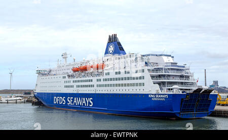 Vista da Trawlerkade sul DFDS SEAWAYS traghetto, ormeggiata nel porto di IJmuiden, Vissershaven, North Holland, Paesi Bassi. Foto Stock