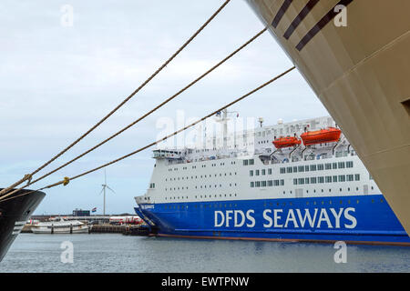 Vista da Trawlerkade sul DFDS SEAWAYS traghetto, ormeggiata nel porto di IJmuiden, Vissershaven, North Holland, Paesi Bassi. Foto Stock