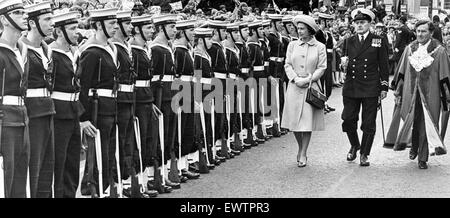 La regina Elisabetta II visita Hartlepool durante il suo Giubileo d'argento tour. Il 14 luglio 1977. Foto Stock