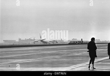 Fotografo in pista a seguito dell'arrivo del primo Boeing 747 'jumbo jet' all'aeroporto di Heathrow. Il velivolo è stato ritardato di tre ore a New York dove uno dei fan dei motori a getto era stato a dare problemi e ha dovuto essere sostituito. Il aircraf Foto Stock