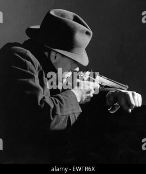 Pistolero, studio spara per funzione di specchio 14 Novembre 1943 Foto Stock