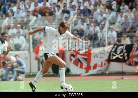 Inghilterra v Unione Sovietica 1-3 1988 Campionati Europei, Hannover Germania Gruppo corrispondono B. Inghilterra del Glenn Hoddle sulla sfera. Il 18 giugno 1988 Foto Stock