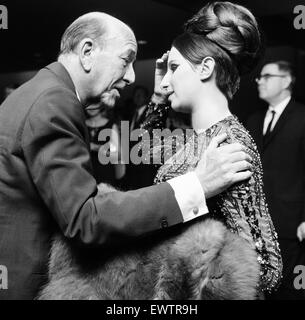 Barbra Streisand, ricevimento all ambasciata americana, dopo dei vantaggi di prestazioni presso l' ambasciata theatre, Grosvenor Square, Londra, domenica 12 giugno 1966. L occasione è stato il primo Festival della American Arti e Scienze Umanistiche. Una delle celebrità in pubblico Foto Stock