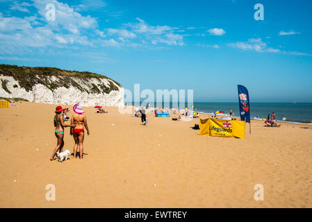 Broadstairs, Kent, Regno Unito. 01 Luglio, 2015. I turisti sulla spiaggia di Botany Bay, Kent dove le temperature dovrebbero salire a 29 gradi Celsius questo pomeriggio. Credito: Paul Martin/Alamy Live News Foto Stock