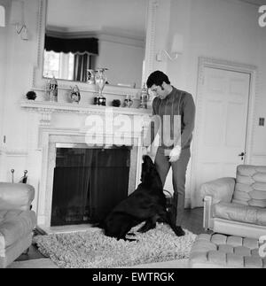 Tom Jones, al suo nuovo 65000 pound casa di Weybridge, Surrey, 29 dicembre 1968. Foto Stock