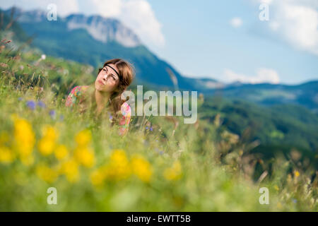 Bella donna sdraiati sull'erba Foto Stock