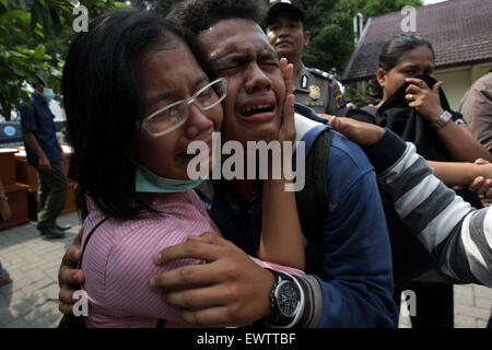 Medan, Indonesia. 1 Luglio, 2015. I parenti delle vittime del crash aereo militare grieve presso un ospedale a Medan, nel nord di Sumatra, Indonesia, 1 luglio 2015. Un totale di 142 body bags sono state recuperate dal crash di un esercito indonesiano piano, un funzionario in un ospedale in Indonesia il nord di Sumatra capitale di Medan, dove il crash ha avuto luogo, Xinhua ha detto per telefono il mercoledì. Credito: Rasyid/Xinhua/Alamy Live News Foto Stock