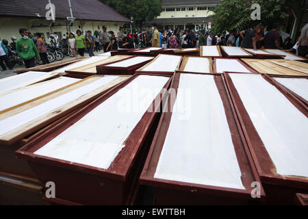 Medan, Indonesia. 1 Luglio, 2015. Bare preparato per i resti delle vittime del crash aereo militare sono visti in un ospedale di Medan, nel nord di Sumatra, Indonesia, 1 luglio 2015. Un totale di 142 body bags sono state recuperate dal crash di un esercito indonesiano piano, un funzionario in un ospedale in Indonesia il nord di Sumatra capitale di Medan, dove il crash ha avuto luogo, Xinhua ha detto per telefono il mercoledì. Credito: Rasyid/Xinhua/Alamy Live News Foto Stock