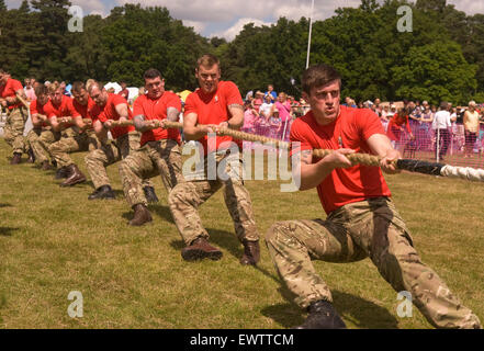 Inter plotone Tug 'o' guerra a l'addio al Festival di guarnigione, Bordon, Hampshire, Regno Unito. Foto Stock