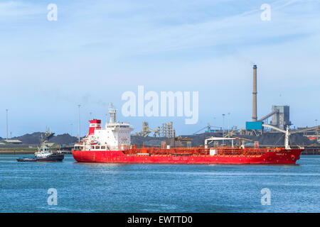 Tripla A, un olio/chimichiera passando IJmuiden acciaierie o Hoogovens, Velzen serrature, North Holland, Paesi Bassi. Foto Stock