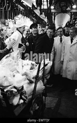 Il principe Charles, Principe di Galles, visite Smithfield Market. Il 4 novembre 1980. Foto Stock