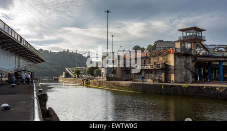 Il ponte stradale è oscillata aperto all'ingresso del Bristol Floating Harbour, pronto per una barca di accedere al blocco e alla partenza Foto Stock