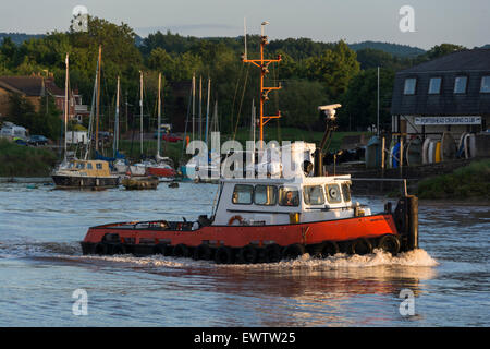 Rimorchiatore Bristolian segue la vela inaugurale della MV Balmorall. Ha foglie Bristol docks all'Avon vicino pillola. Foto Stock