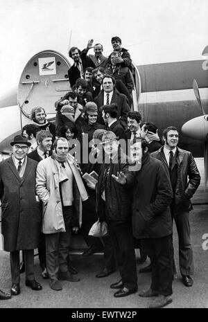 Il Murrayfield qui veniamo. Il Galles squadra funzionari e bordo del loro aereo in Glamorgan (Rhoose) Aeroporto oggi per il loro volo a Edimburgo in anticipo della Scozia v Galles Rugby 5 Nazioni campionato. 5 febbraio 1971. Foto Stock