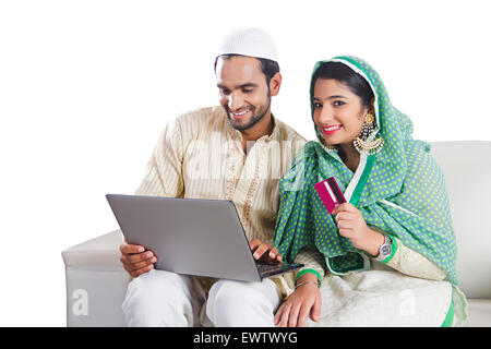 2 musulmani indiani coppia sposata laptop Carta di Credito shopping Foto Stock