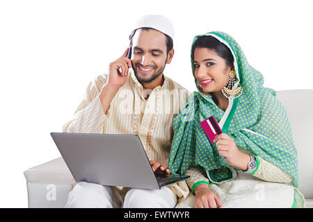 2 musulmani indiani coppia sposata laptop Carta di Credito shopping Foto Stock