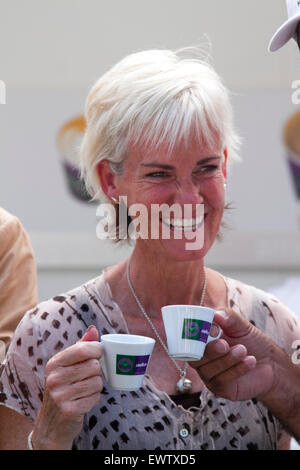 Il torneo di Wimbledon, Londra, Regno Unito. 01 Luglio, 2015. Il torneo di Wimbledon, Londra, Regno Unito. 01 Luglio, 2015. Judy Murray madre di Andy Murray saluta i fan del giorno più caldo dell'anno finora Credito: amer ghazzal/Alamy Live News Foto Stock