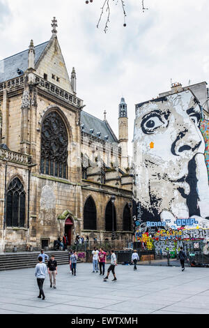 Paris l' Eglise Saint-Merri francese gotica chiesa cattolica romana e Urban street art di Jef, volto con il dito indice sulla bocca Foto Stock