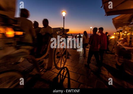 Turisti di Creta nel vecchio porto veneziano Chania carrozza a cavallo al tramonto Creta Chania pullman Grecia tramonto Chania Creta Grecia Foto Stock