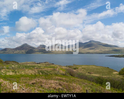 Visualizzare attraverso la calma Loch Na Keal verso ben più uno di Munro montagne Isle of Mull Argyll and Bute Scozia il bel giorno di giugno meteo blue sky Foto Stock