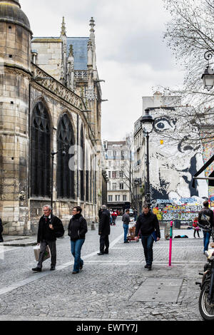 Paris l' Eglise Saint-Merri francese gotica chiesa cattolica romana e Urban street art di Jef, volto con il dito indice sulla bocca Foto Stock