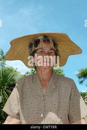 Un'anziana donna Thai pulisce chicco di riso, Loei provincia, Thailandia Foto Stock