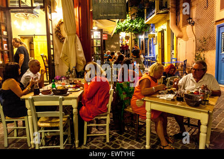 Il vecchio porto veneziano di Chania bar Grecia gente strada strade chiare, crepuscolo, bar Crete taverna Isole greche Foto Stock