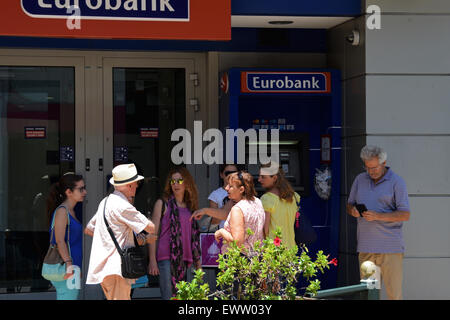 Persone alla banca greca atm informa di un turista che quotidianamente Limite contante per i controlli dei capitali non si applica alle carte di credito emessi all'estero. Foto Stock