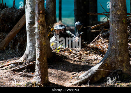 Lettore di Paintball nascondere dietro Tree Foto Stock