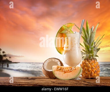 Estate esotici drink servito su tavole di legno. Spiaggia di sfocatura sullo sfondo Foto Stock