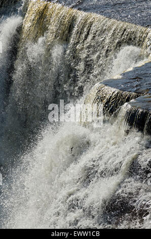 Cascate di acqua su rocce Kakabeka Falls Foto Stock