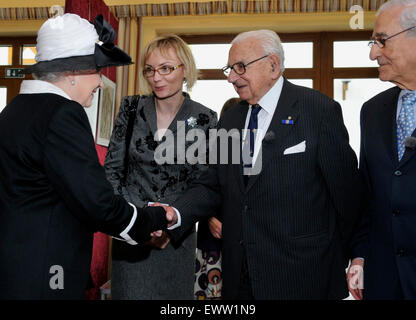 Giovedì. 23 ott 2008. ***FILE FOTO***British Queen Elizabeth II, sinistra, incontra Sir Nicholas Winton presso il castello di Devin a Bratislava, in Slovacchia il Giovedi, Ottobre 23, 2008. Elizabeth II e suo marito il Principe Filippo sono prossimi alla Slovacchia per ottobre 23-24 di pagare la loro prima visita nel paese su invito di Ivan Gasparovic. (CTK, Jan KOLLER) Foto Stock