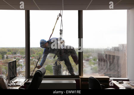 La rondella della finestra vista dall'interno di un edificio di uffici, New Rochelle, NY, STATI UNITI D'AMERICA Foto Stock