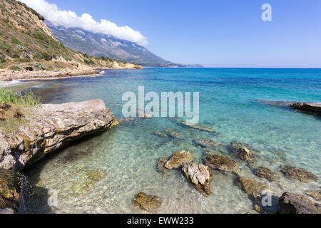 Costa del paesaggio con il blu del mare di rocce e montagne in Grecia Foto Stock