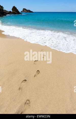 Orme in spiaggia sabbiosa che conduce al mare blu a costa sull isola in Grecia Foto Stock