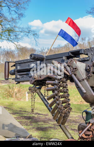 Macchina militare pistola con proiettili e bandiera olandese Foto Stock