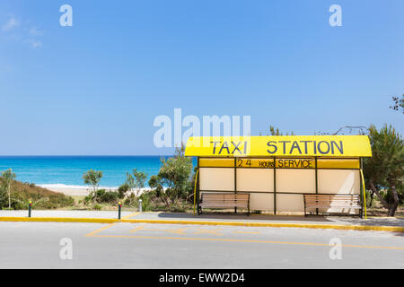 Stazione dei taxi vicino a la spiaggia e il mare a Costa in Grecia KEFALONIA