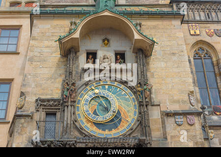 Orologio di Praga, vista del 15th secolo Orologio Astronomico nella piazza della città vecchia, la Staromestske namesti, nel quartiere di Praga stare Mesto. Foto Stock