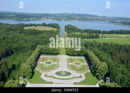 VISTA AEREA. Giardino del Palazzo Herrenchiemsee. Isola di Herreninsel, Lago di Chiemsee, Baviera, Germania. Foto Stock