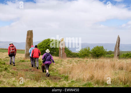 I visitatori da pietre permanente a Machrie Moor cerchi di pietra sulla isola di Arran, North Ayrshire, Strathclyde, Scozia, Regno Unito, Gran Bretagna Foto Stock