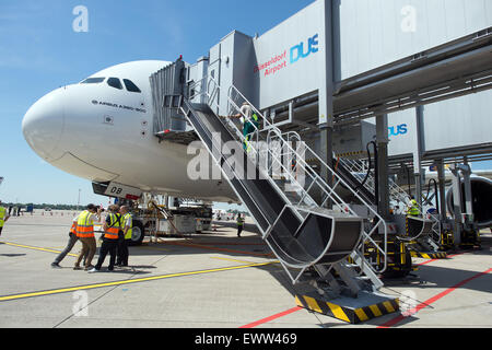 Duesseldorf, Germania. 01 Luglio, 2015. Un Airbus A380 della compagnia aerea Emirates sorge su una posizione di parcheggio all'aeroporto di Duesseldorf, Germania, 01 luglio 2015. Il più grande jet del passeggero del mondo, l'Airbus A380, inizia a funzionare da Duesseldorf regolarmente. Foto: FEDERICO GAMBARINI/dpa/Alamy Live News Foto Stock