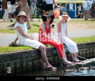 Visitatori alla Henley Regatta che indossano la tradizionale moda Henley Foto Stock