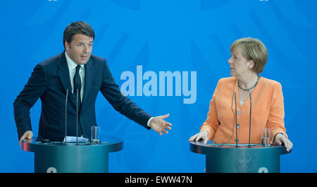 Berlino, Germania. 01 Luglio, 2015. Il cancelliere tedesco Angela Merkel e il Primo Ministro italiano Matteo Renzi offrire una conferenza stampa congiunta a Berlino, Germania, 01 luglio 2015. Foto: JOERG CARSTENSEN/dpa/Alamy Live News Foto Stock