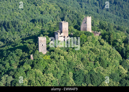 VISTA AEREA. Castelli di Haut-Eguisheim. Da sinistra a destra; i castelli di Dagsbourg, Wahlenbourg e Weckmund. Haut-Rhin, Alsazia, Grand Est, Francia. Foto Stock