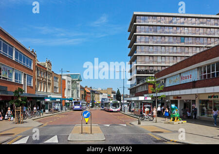 Una vista di St Stephen's Street nel centro della città di Norwich, Norfolk, Inghilterra, Regno Unito. Foto Stock