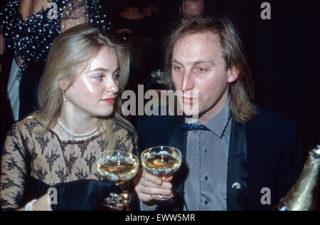 Der deutsche Komiker Otto Waalkes mit Freundin Manuela Ebelt, Deutschland 1980er Jahre. Germania comico Otto Waalkes con ragazza Manuela Ebelt, Germania degli anni ottanta. Foto Stock